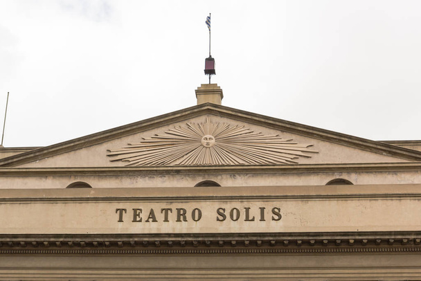 Vista de la famosa fachada del Teatro Solís, la más antigua de Montevide
 - Foto, Imagen