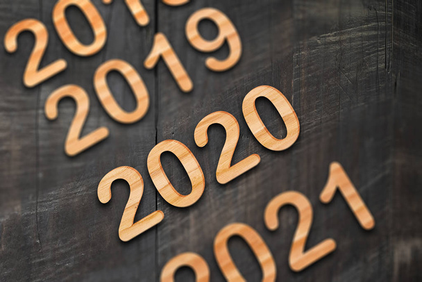 2020 rok bieżący numery drewniane litery na tle drewna. - Zdjęcie, obraz