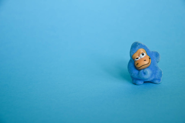 синя іграшка, місце для космосу, синя іграшкова мавпа, горила
  - Фото, зображення