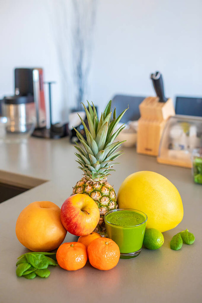 家庭のキッチンの背景に異なるトロピカルフルーツやスムージー、健康的な食生活の概念 - 写真・画像