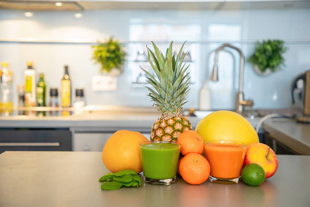 Mutfak arka planında farklı tropikal meyveler ve smoothie, sağlıklı beslenme tarzı konsepti. - Fotoğraf, Görsel