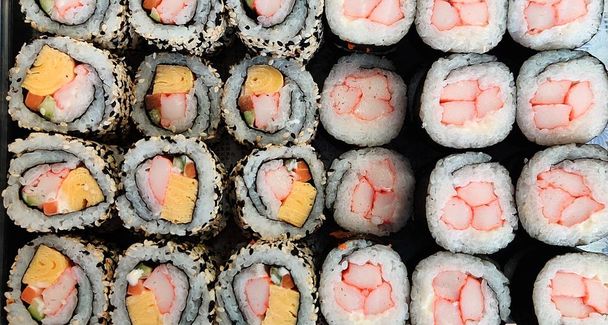 Zestaw sushi bułek i maków, z łososiem i kawiorem. Zbliżenie - Zdjęcie, obraz