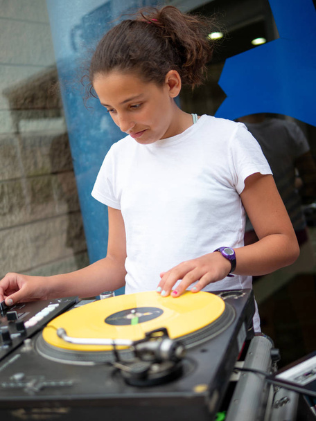 girl mixing records on turn table - Photo, Image