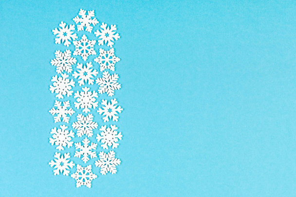 Állítsa be a fehér hópelyhek színes háttérrel. Top kilátás a karácsonyi dísz. Szilveszteri koncepció üres hely a design - Fotó, kép