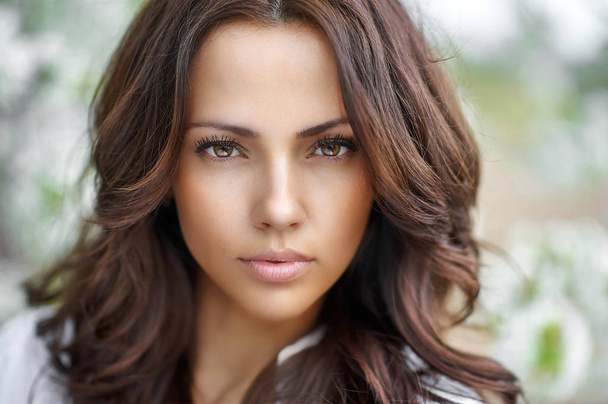 Mooie brunette vrouw gezicht close-up - perfecte huid - Foto, afbeelding