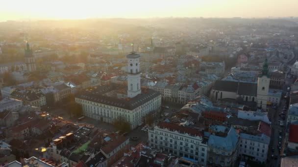 Luchtfoto drone video van het oude centrum van Lviv - daken en straten, stadhuis Ratusha - Video