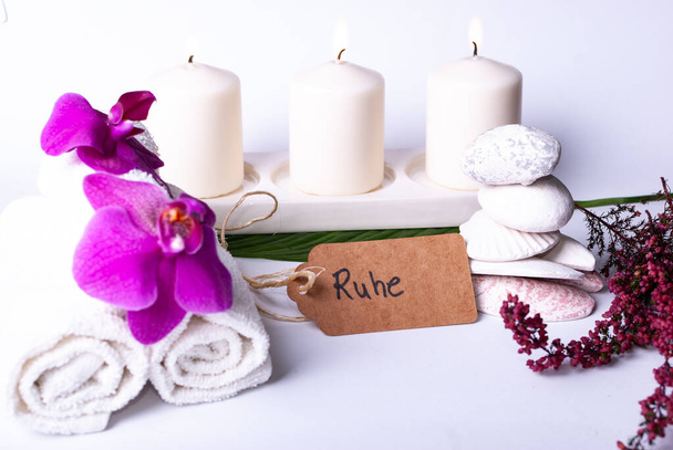 Una colección de artículos de bienestar y un corazón construido con ramas y una etiqueta que dice "Ruhe" silencio en alemán
 - Foto, imagen