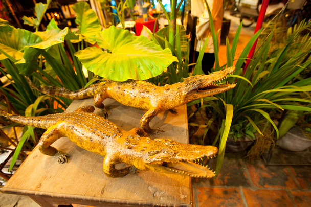 Loja de couro crocodilo siamês
 - Foto, Imagem