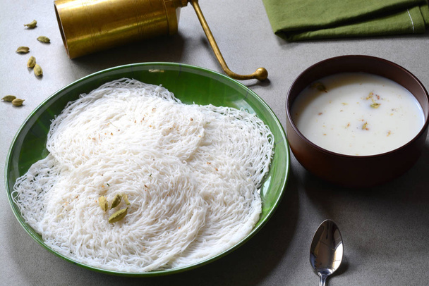 インドの朝食ココナッツミルクとイディヤッパム - 写真・画像