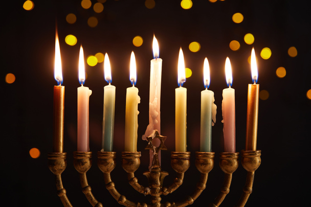 brûler des bougies à la menorah sur fond noir avec des lumières bokeh sur Hanoukka
 - Photo, image