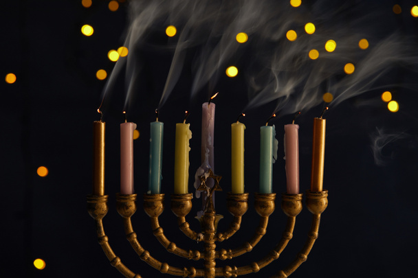 velas en menorah sobre fondo negro con luces bokeh en Hanukkah
 - Foto, Imagen