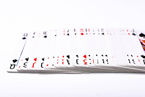 Vista angulada de um conjunto de cartas de jogo no fundo branco, jack no topo
 - Foto, Imagem