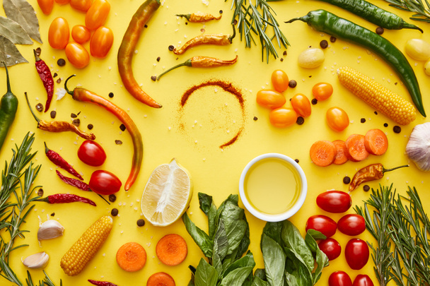 Bovenaanzicht van biologische groenten en verse kruiden met specerijen op gele achtergrond - Foto, afbeelding