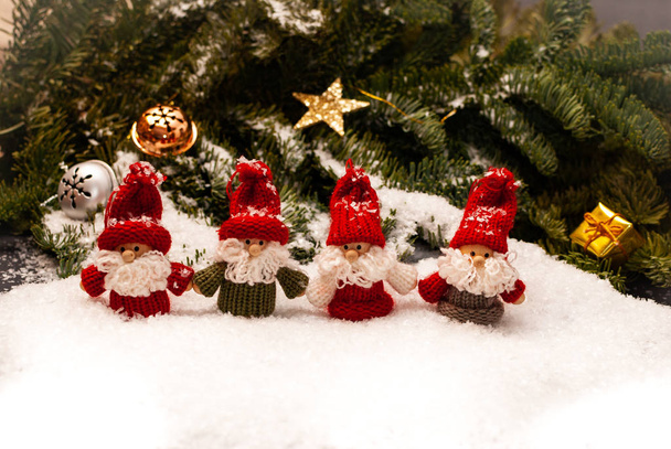 Een groep van vier kerstdwergen in de sneeuw voor het bos - Foto, afbeelding