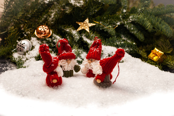 森の前の雪の中に立っている4人のクリスマスの小人のグループ - 写真・画像