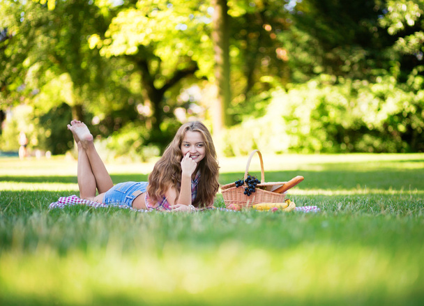 Girl having a picnic in park - Zdjęcie, obraz