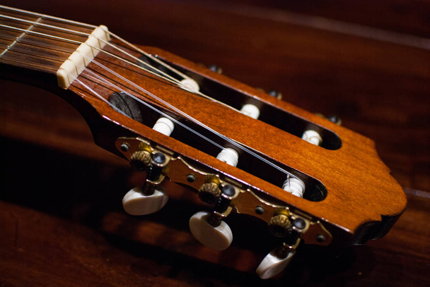 Primer plano de la cabeza de una guitarra y sus cuerdas
 - Foto, imagen
