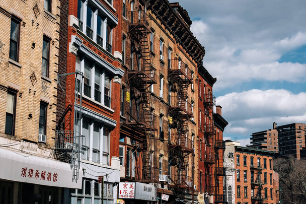 Типичные кирпичные здания Чайнатауна с пением в Нижнем Манхэтте
 - Фото, изображение