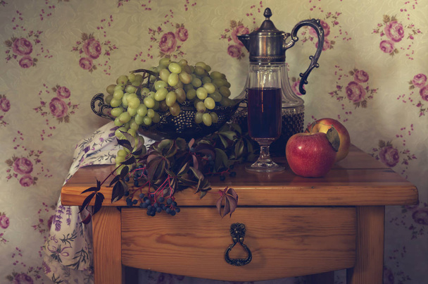 Stilleven met druiven, appels en wijn close-up. - Foto, afbeelding