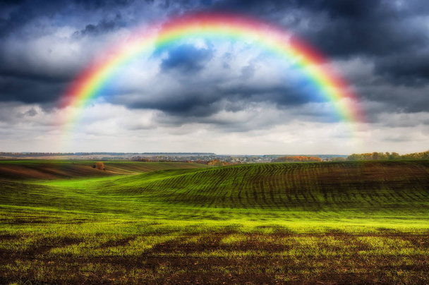 arcobaleno sul campo. campo pittoresco
 - Foto, immagini