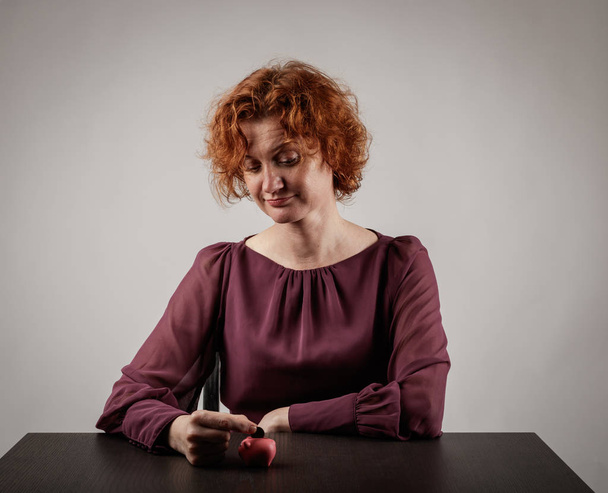 Red-haired woman and piggy bank. - Foto, imagen