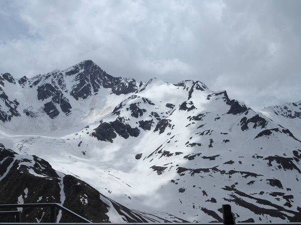 Hermosa vista de la nieve que se derrite montañas Cheget en verano en tiempo soleado - Foto, Imagen