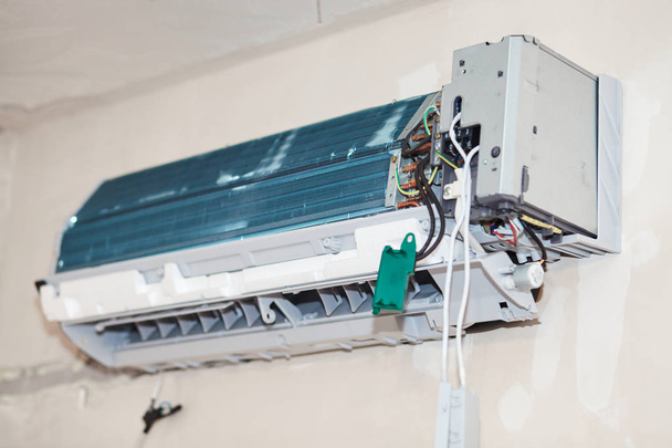 Inverter-Klimaanlage Service, Reparatur & Wartungskonzept. - Foto, Bild