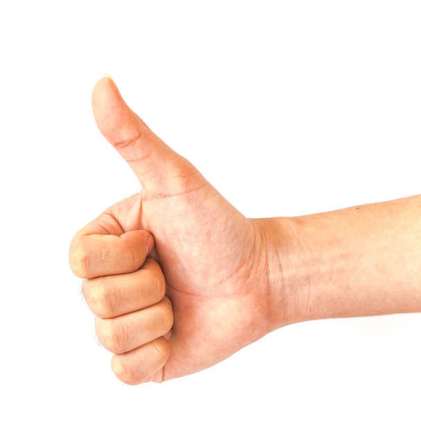 Zbliżenie Azjaci męska ręka pokazuje kciuki w górę znak na białym tle. Wskaźnik ręki człowieka z gestem - Zdjęcie, obraz