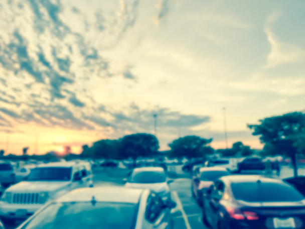 Vintage Tone homályos mozgás drámai naplemente felhő fedezetlen parkolók a bolt közelében Dallas, Texas, Amerika. - Fotó, kép
