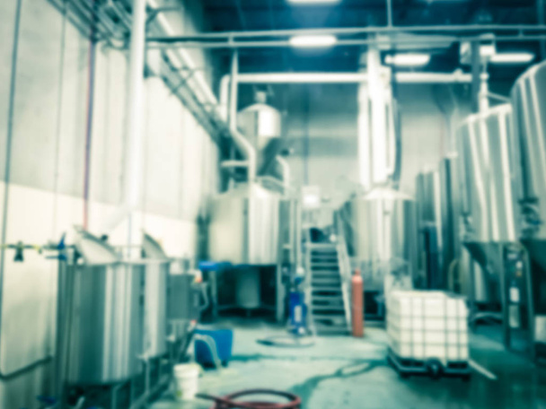Abstrato tanques de cerveja turva na empresa cervejaria local em North Dallas, Texas, América. Equipamentos brilhantes do recipiente de armazenamento da bebida de aço inoxidável
 - Foto, Imagem