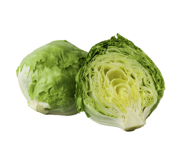Φρέσκια πράσινη σαλάτα μαρούλι παγόβουνου και μισό κομμένο απομονωμένο σε λευκό φόντο.Βιολογικό υπόβαθρο τροφίμων με copyspace. - Φωτογραφία, εικόνα