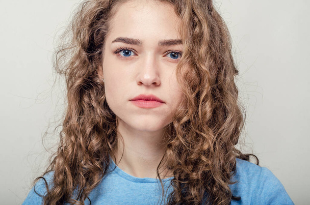 Retrato de menina bonita, close-up. Cabelo encaracolado. Jogando cabelo
 - Foto, Imagem