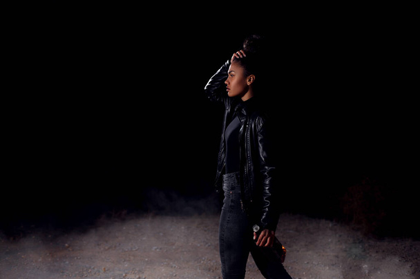 une jeune fille afro-américaine mulâtre dans une veste en cuir et bl
 - Photo, image