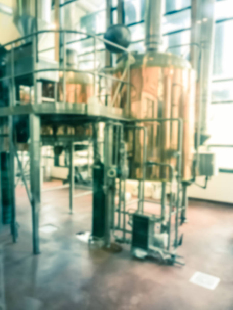 ヴィンテージトーンは、テキサス州ダラス近郊の地元レストランのフルワーキング醸造所のホップをぼかしました。標準的なビールスタイルと季節のビールで発酵した光沢のあるタンクの列 - 写真・画像