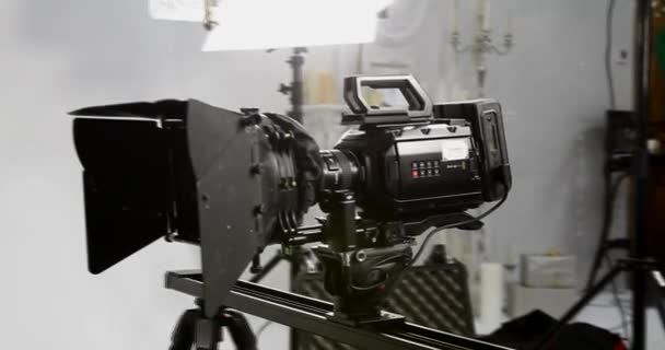 Επαγγελματική κάμερα ταινιών. Κινηματογραφική παραγωγή στα παρασκήνια. Βιντεοσκοπώ και κινηματογραφώ. Επαγγελματικός εξοπλισμός κινηματογράφου. Κάμερα στο σετ της ταινίας. Κάμερα ταινιών - Πλάνα, βίντεο