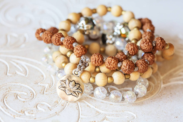 Bijoux collier mala avec perles minérales naturelles sur fond décoratif en bois blanc
 - Photo, image