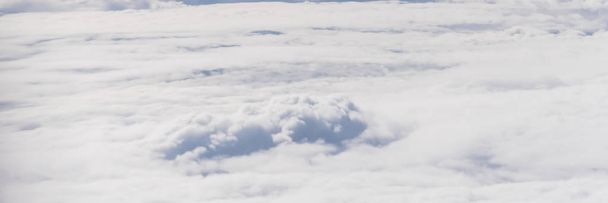 Панорама красивые и необычные Altocumulus или Cirrocumulus облака образования видно из окна самолета на восходе солнца. Вид с воздуха на небо над облаками
 - Фото, изображение