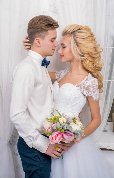 happy luxury bride and groom in interior studio - Foto, imagen