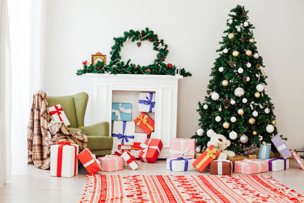 Arbre de Noël avec décor de cadeaux pour la nouvelle année vacances salle intérieure d'hiver
 - Photo, image