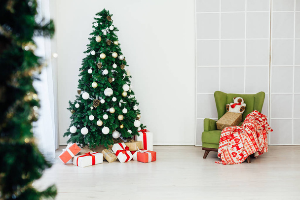 Árvore de Natal com presentes de decoração vermelha para o inverno de férias de ano novo
 - Foto, Imagem