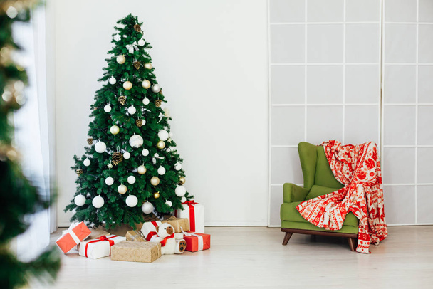 Arbre de Noël avec des cadeaux de décoration rouge pour la nouvelle année vacances hiver
 - Photo, image