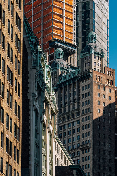 金融街の高層ビルの近景｜ロウアー・マンハッタン - 写真・画像