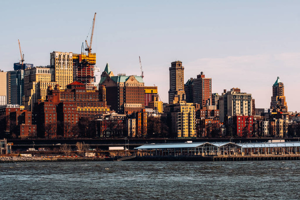 View down to Brooklyn Heights of skyscrapers from east river sid - Fotografie, Obrázek