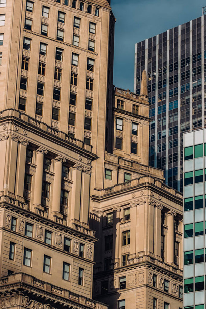 Vista ravvicinata di grattacieli storici e moderni in Financial
  - Foto, immagini