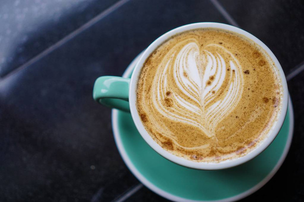 Café Latte in einer Tasse und Untertasse - Foto, Bild