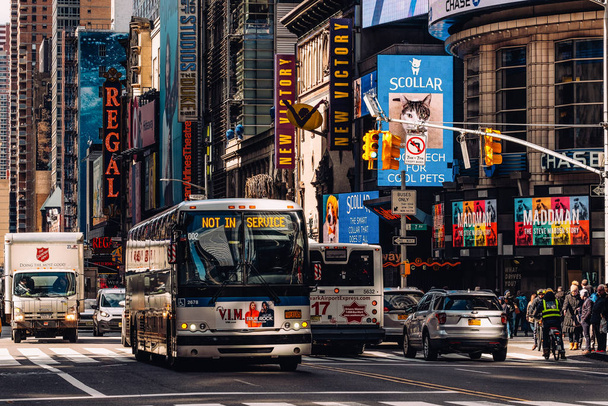 Ogólny widok 42nd Street Times Square w Midtown Manhattan N - Zdjęcie, obraz