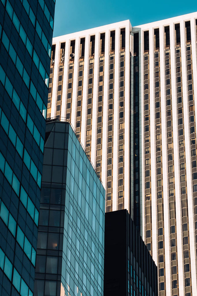 Közelkép a General Motors épületéről és a modern felhőkarcolókról  - Fotó, kép
