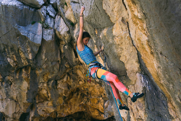 Une fille grimpe un rocher
. - Photo, image