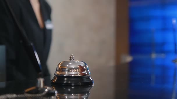 Žena v kostýmu zazvoní na zvonek na stole - Záběry, video