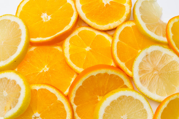 Sinaasappelen en citroenen, citrusvruchten - Foto, afbeelding